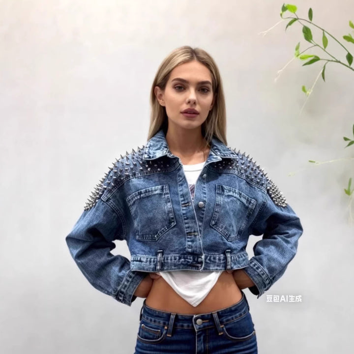 Veste en denim pour femmes avec embellissements en clous Chic & Stil