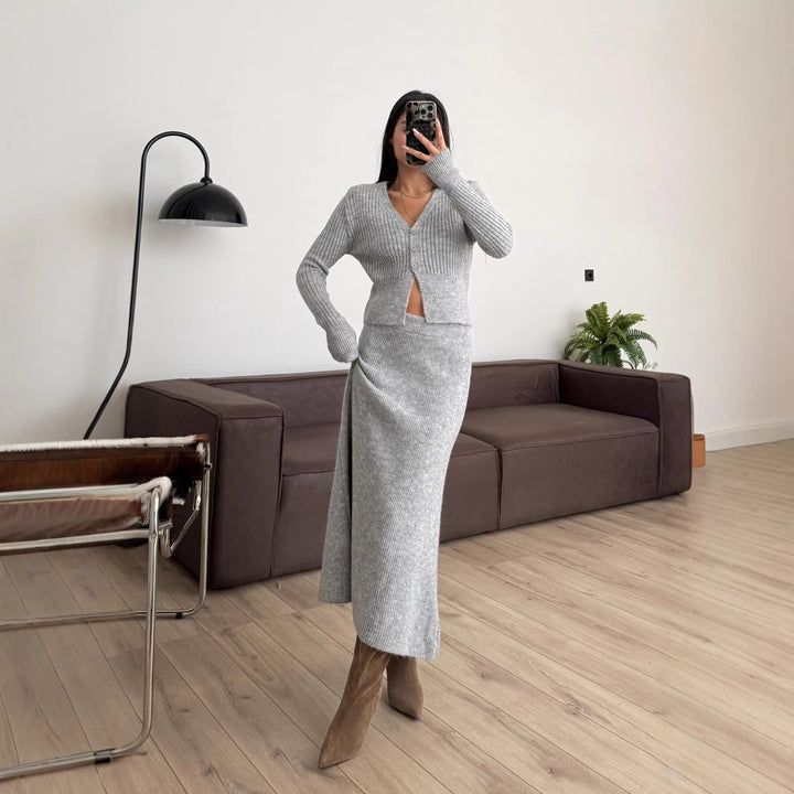 Robe en tricot pour femmes avec décolleté en V profond et détails de boutons Chic & Stil