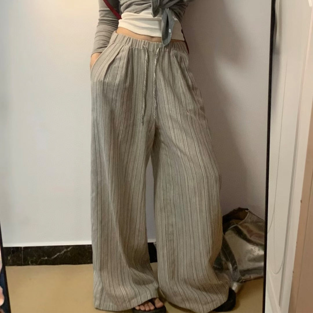 Casual pleated trousers for women with side pockets and elastic waistband Lune London