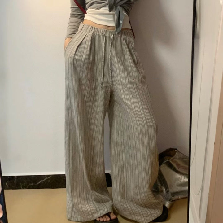 Casual pleated trousers for women with side pockets and elastic waistband Lune London
