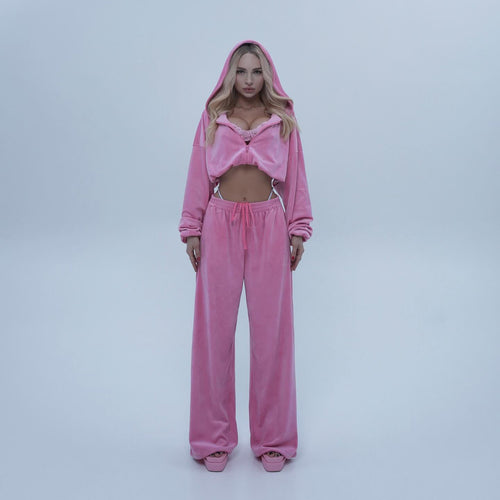 Casual sporty outfit for women with cropped hoodie and wide leg trousers Lune London