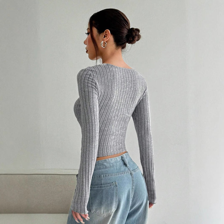 Top court à manches longues pour femmes avec décolleté en V profond et texture côtelée Chic & Stil