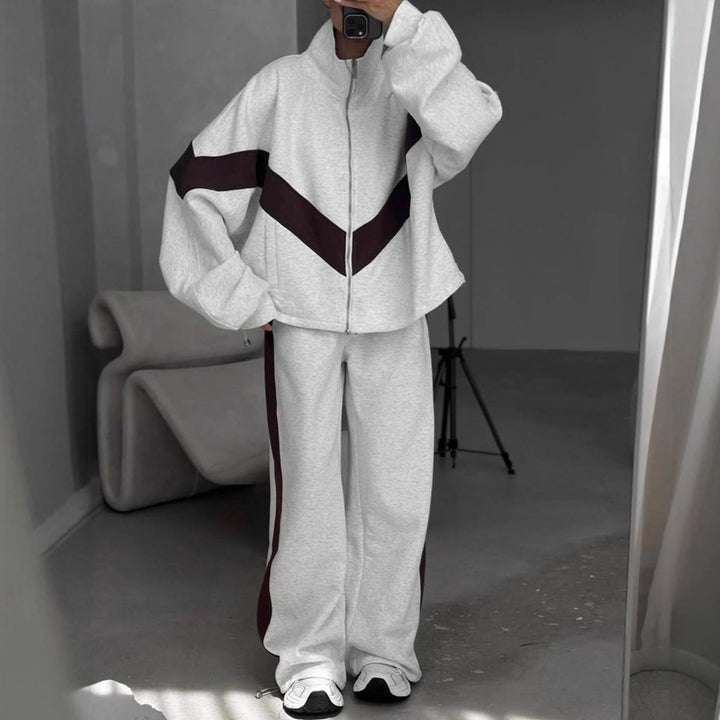 Women's sporty jogging suit with high collar and striking contrast stripes Chic & Stil