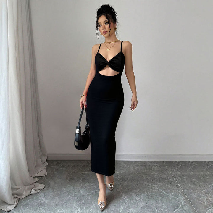 Robe midi ajustée pour femmes avec décolleté élégant et fines bretelles spaghetti Chic & Stil