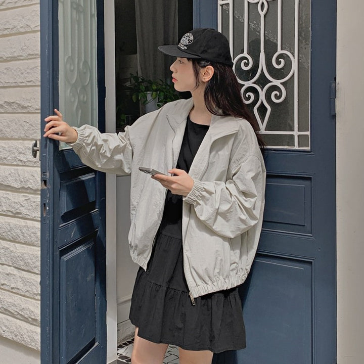 Ladies sporty jacket with lightweight material and elastic cuffs