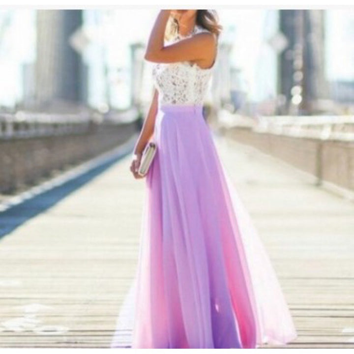 Robes maxi pour femmes avec un haut en dentelle florale et une jupe fluide Chic & Stil