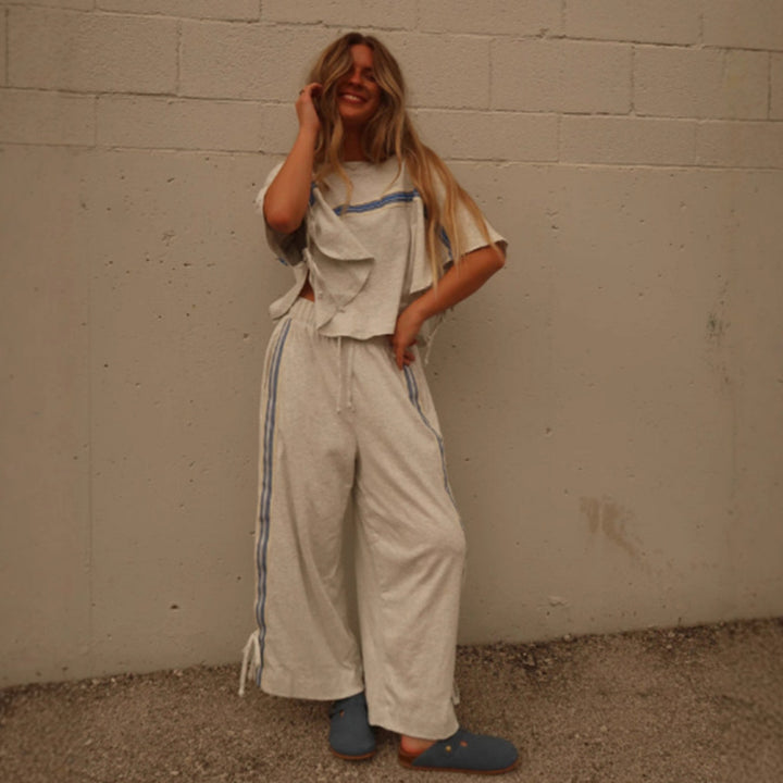 Costume de détente décontracté pour femmes avec une coupe décontractée et des rayures élégantes Chic & Stil