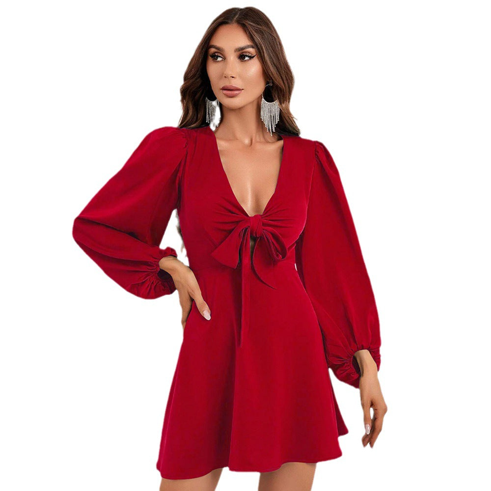 Robe mini féminine avec des manches volumineuses et un nœud ludique Chic & Stil