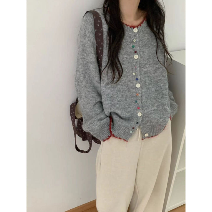 Cardigan femme confortable avec des détails de boutons colorés et une coupe décontractée Chic & Stil
