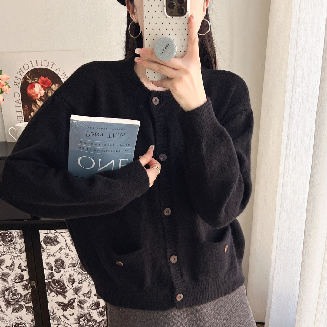 Cardigan en tricot pour femmes avec grandes poches et détails de boutons Chic & Stil