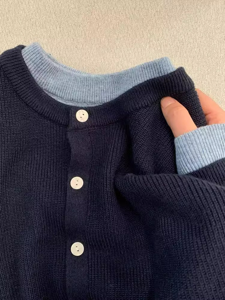 Cardigan pour femmes avec des détails de boutons classiques et un col confortable Chic & Stil