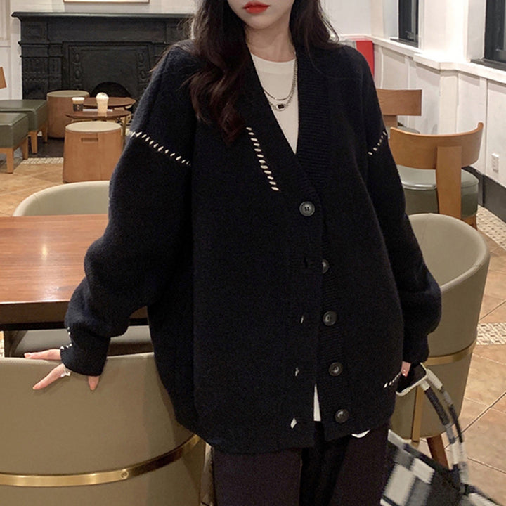 Cardigan tricoté large pour femmes avec détails de boutons et matériau doux Chic & Stil