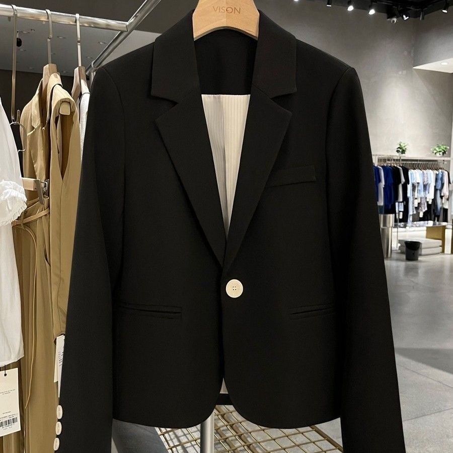 Veste élégante et ajustée pour femmes avec des revers fins Chic & Stil