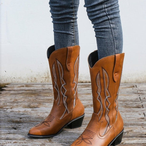 Ladies' cowboy boots with an elegant chic and stylish stitch pattern