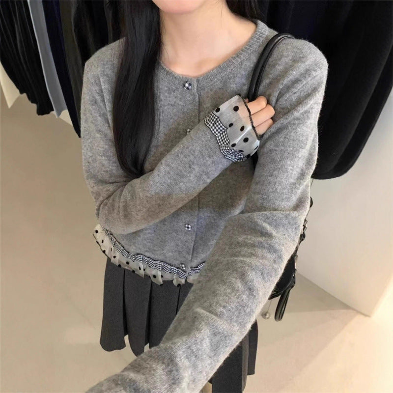 Cardigan pour femmes avec volants décoratifs et détails de boutons Chic & Stil