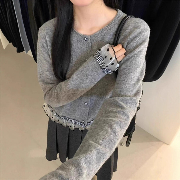 Cardigan pour femmes avec volants décoratifs et détails de boutons Chic & Stil