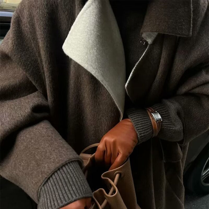 Oversized trench coat for women with an elegant lapel and practical pockets Chic und Stil