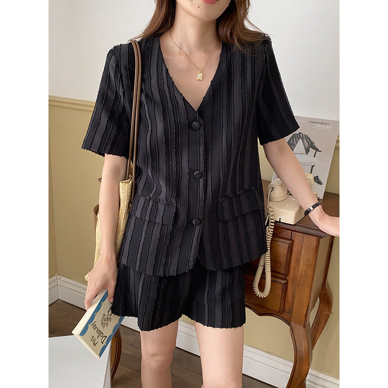 Women's casual two-piece set with structured top and shorts Chic & Stil