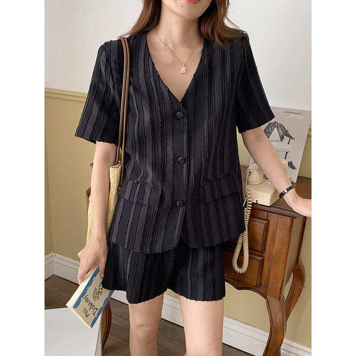 Women's casual two-piece set with structured top and shorts Chic & Stil