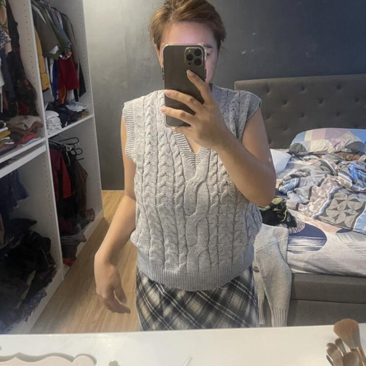 Knitted cardigan for women with traditional cable pattern Lune London