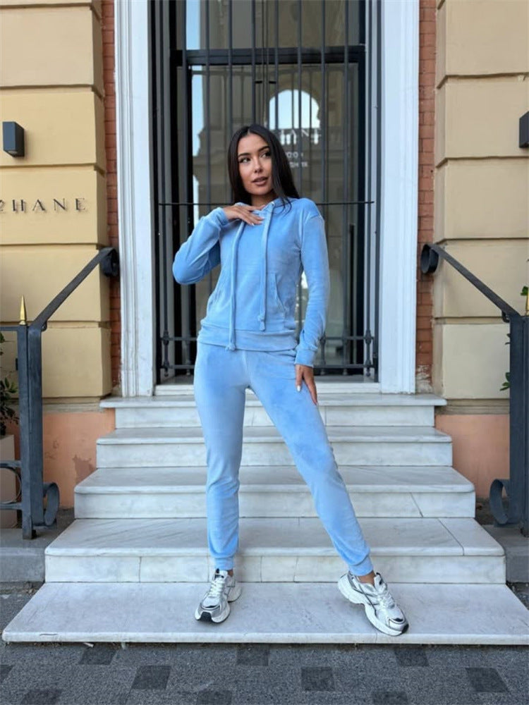 Thermal tracksuit set for women in luxurious velvet with high collar and practical pockets Lune London