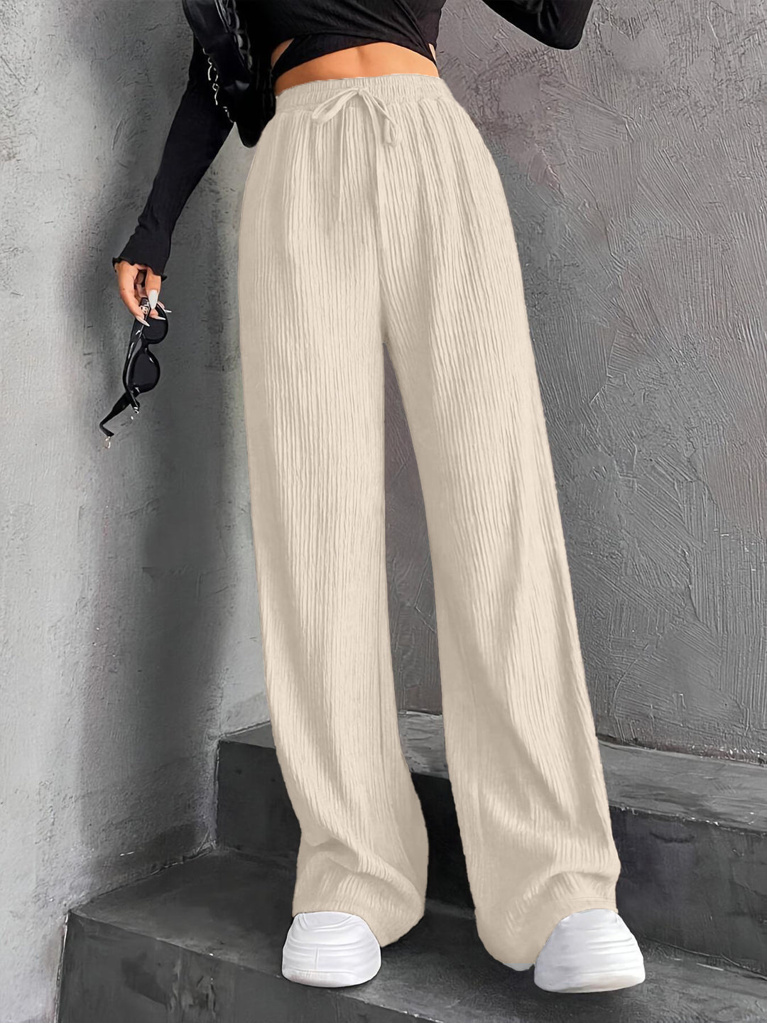 Pantalons plissés à coupe large pour femmes avec taille élastique et poches latérales pratiques Chic & Stil