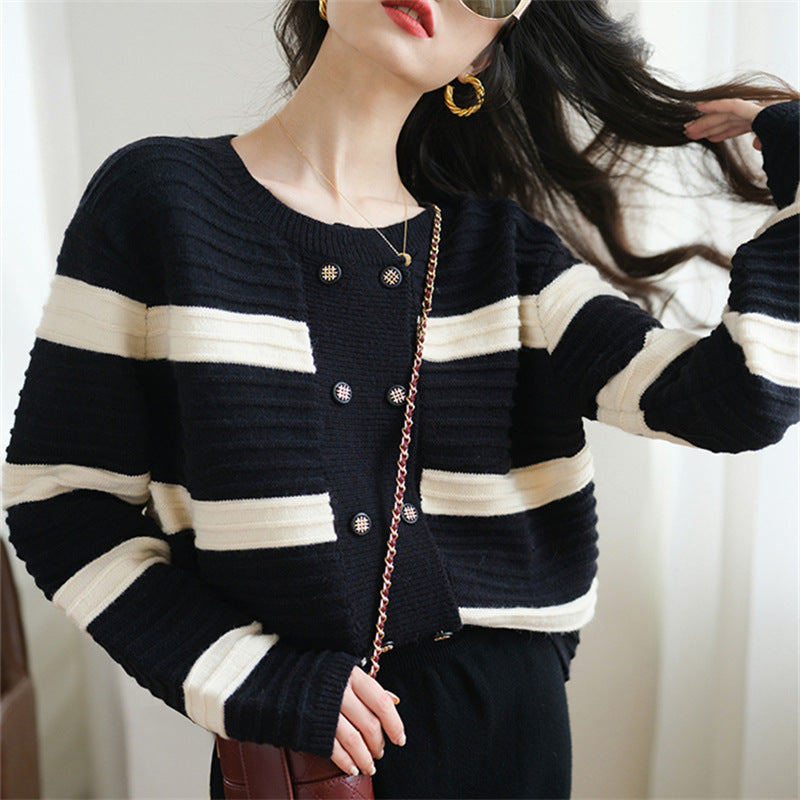 Cardigan tricoté élégant pour femmes avec motif rayé et boutons dorés Chic & Stil