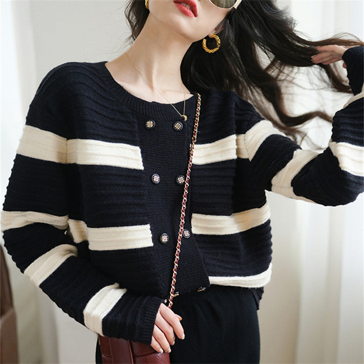Cardigan tricoté élégant pour femmes avec motif rayé et boutons dorés Chic & Stil