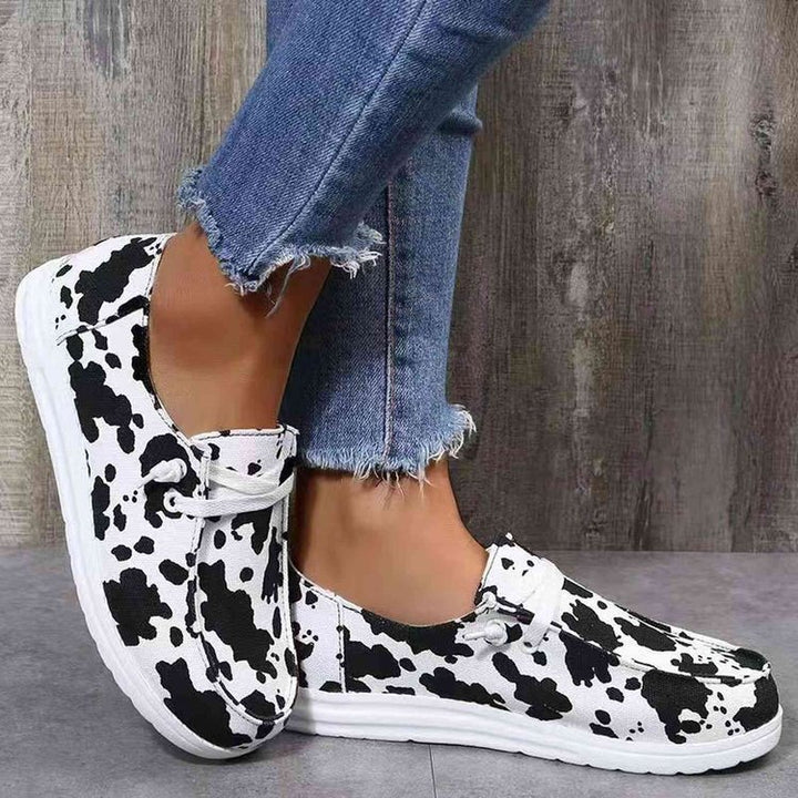 Casual slip-on sneakers for women with elastic details and non-slip sole Lune London