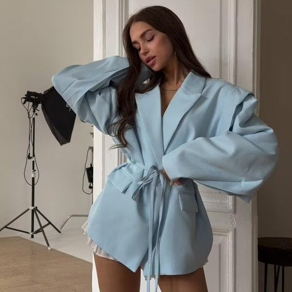 Veste blazer élégante pour femmes avec coupe ajustée et ceinture à nouer Chic & Stil