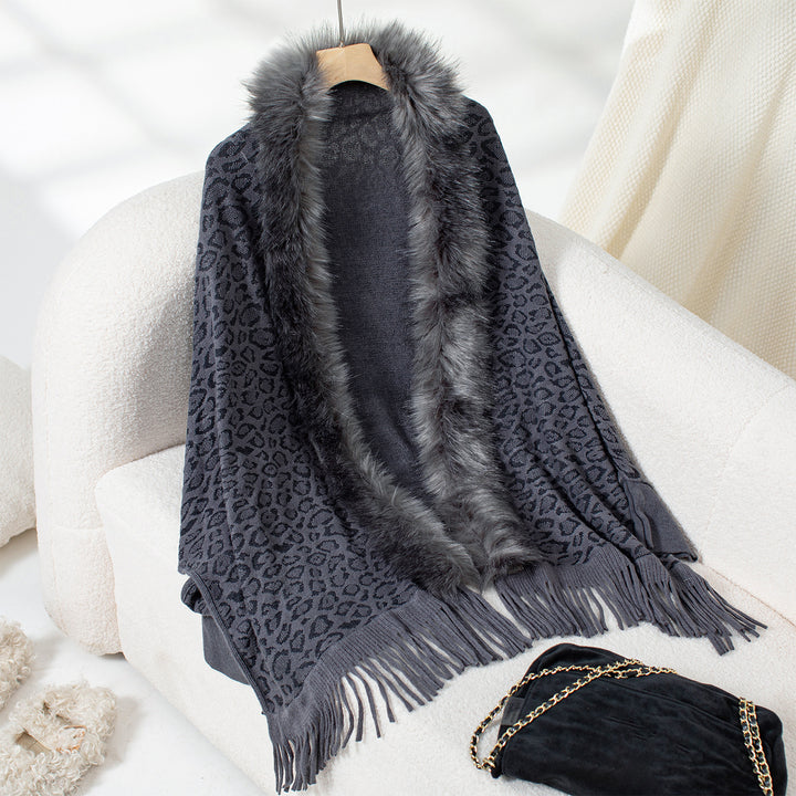 Elegant women's poncho sweater with a luxurious faux fur collar and a fringed hem Lune London
