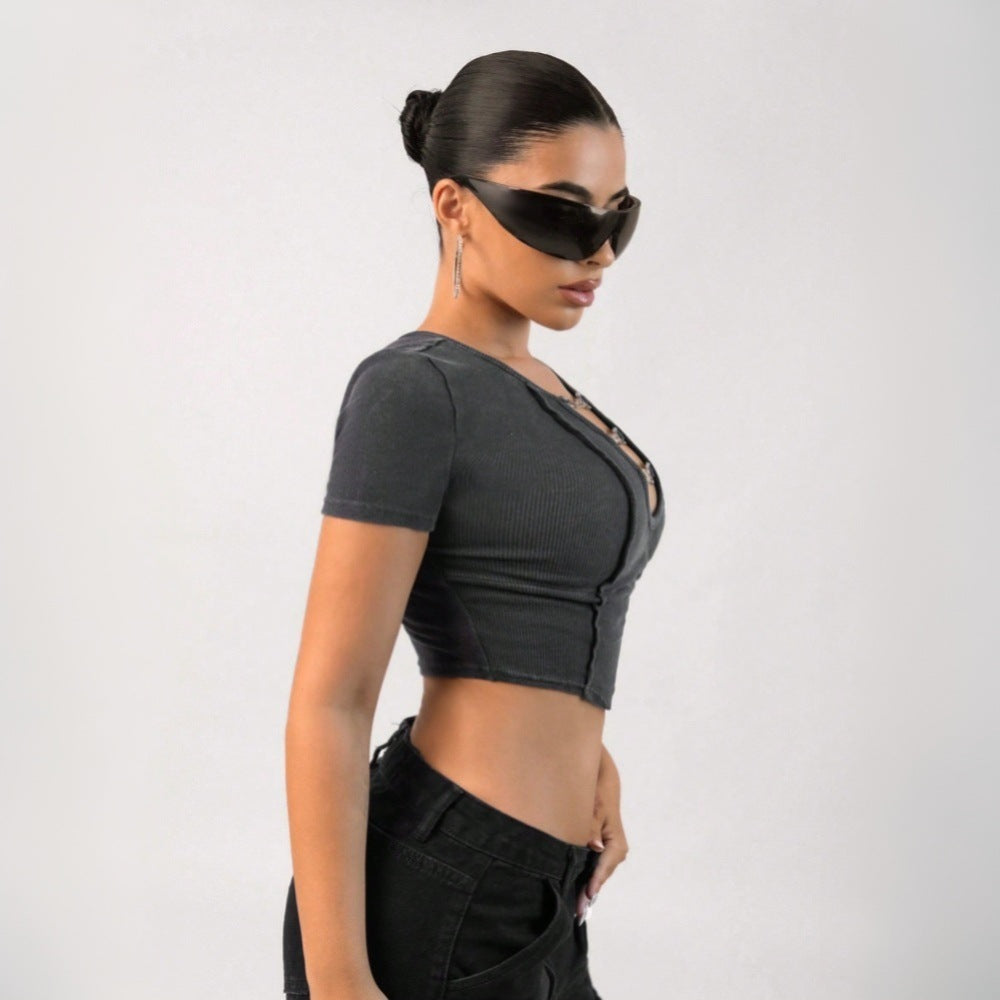 Short top for women with decorative chain accents and fitted cut Chic & Stil