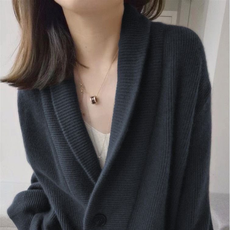 Cardigan en tricot épais pour femme avec une coupe généreuse et des revers classiques Chic & Stil
