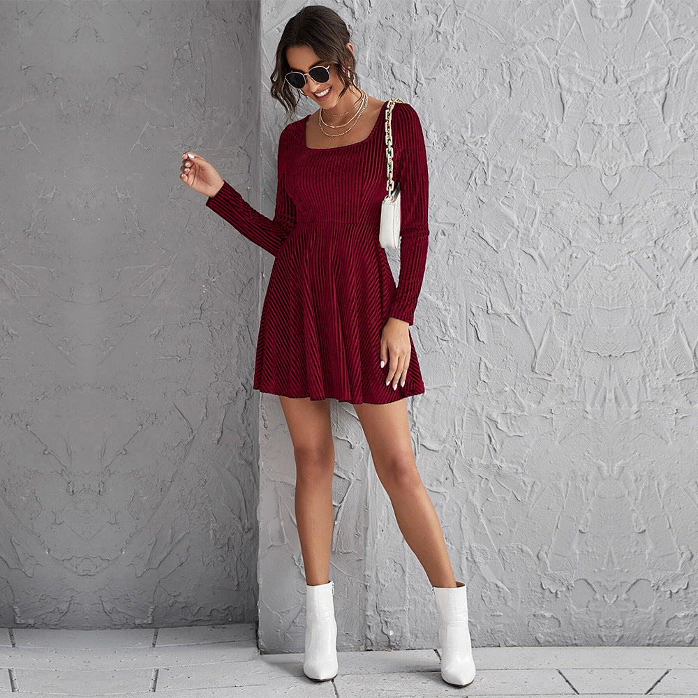 Robe mini femme à décolleté carré profond et manches longues Chic & Stil