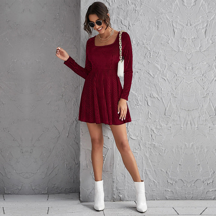 Robe mini femme à décolleté carré profond et manches longues Chic & Stil