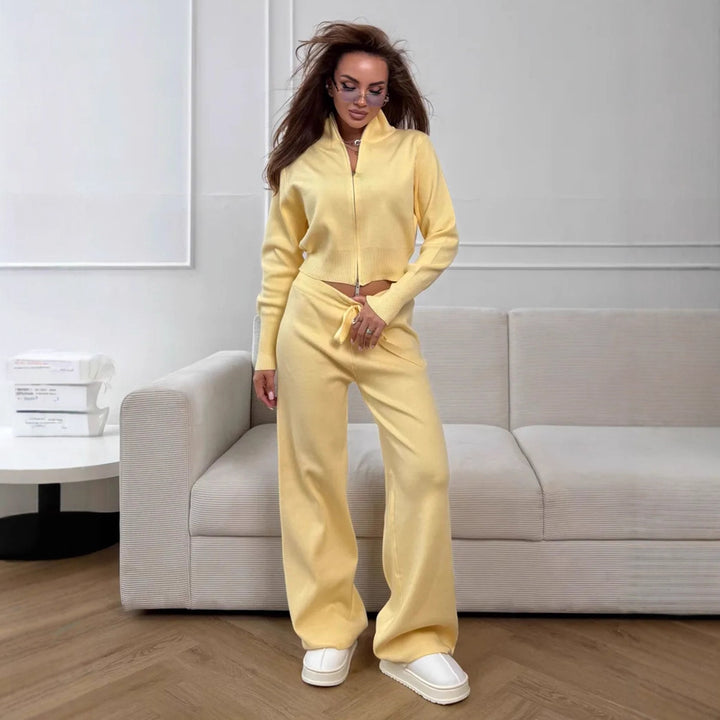 Ensemble de mode féminin tricoté avec col zippé et coupe ample Chic & Stil
