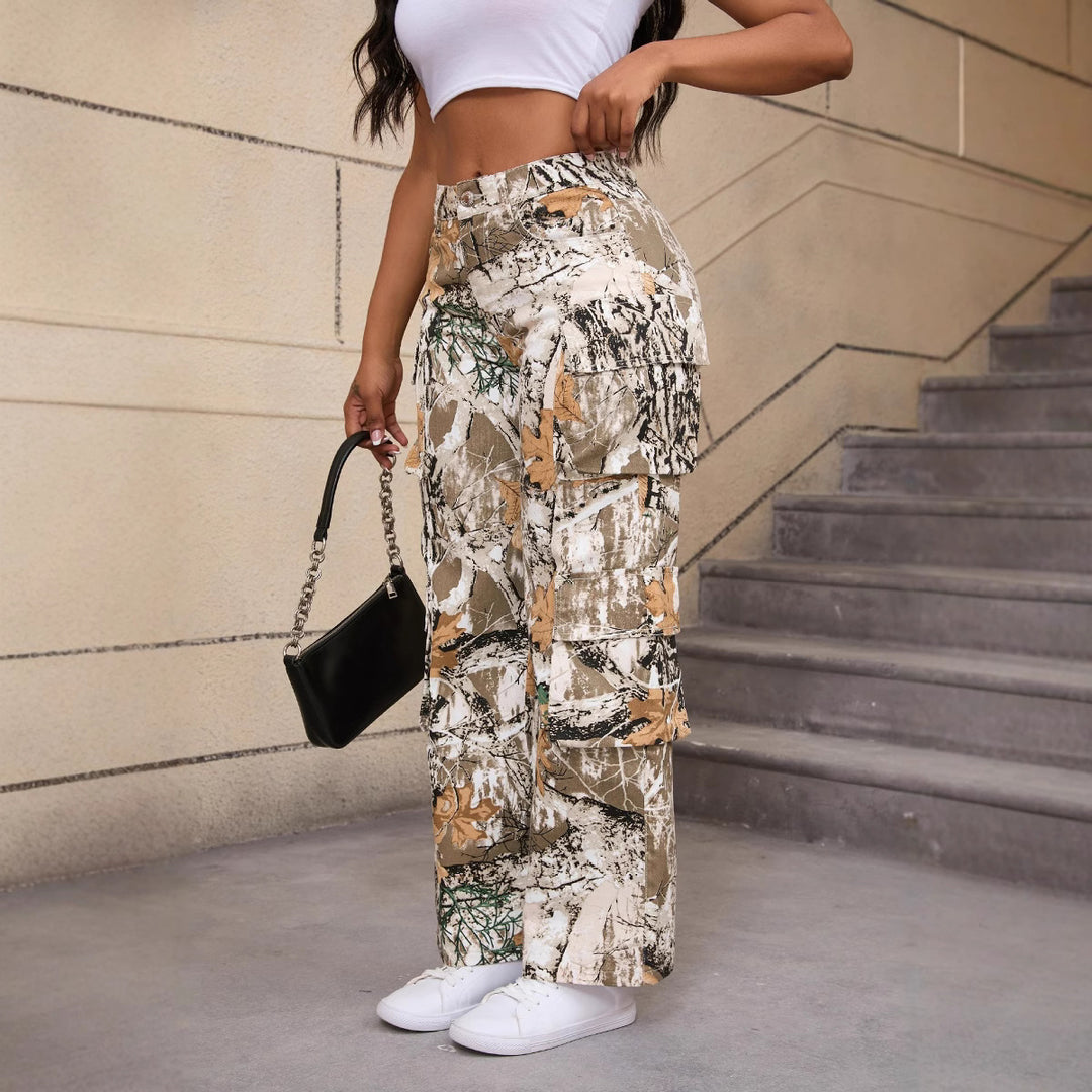 Fashionable women's cargo pants with natural pattern and practical side pockets Lune London