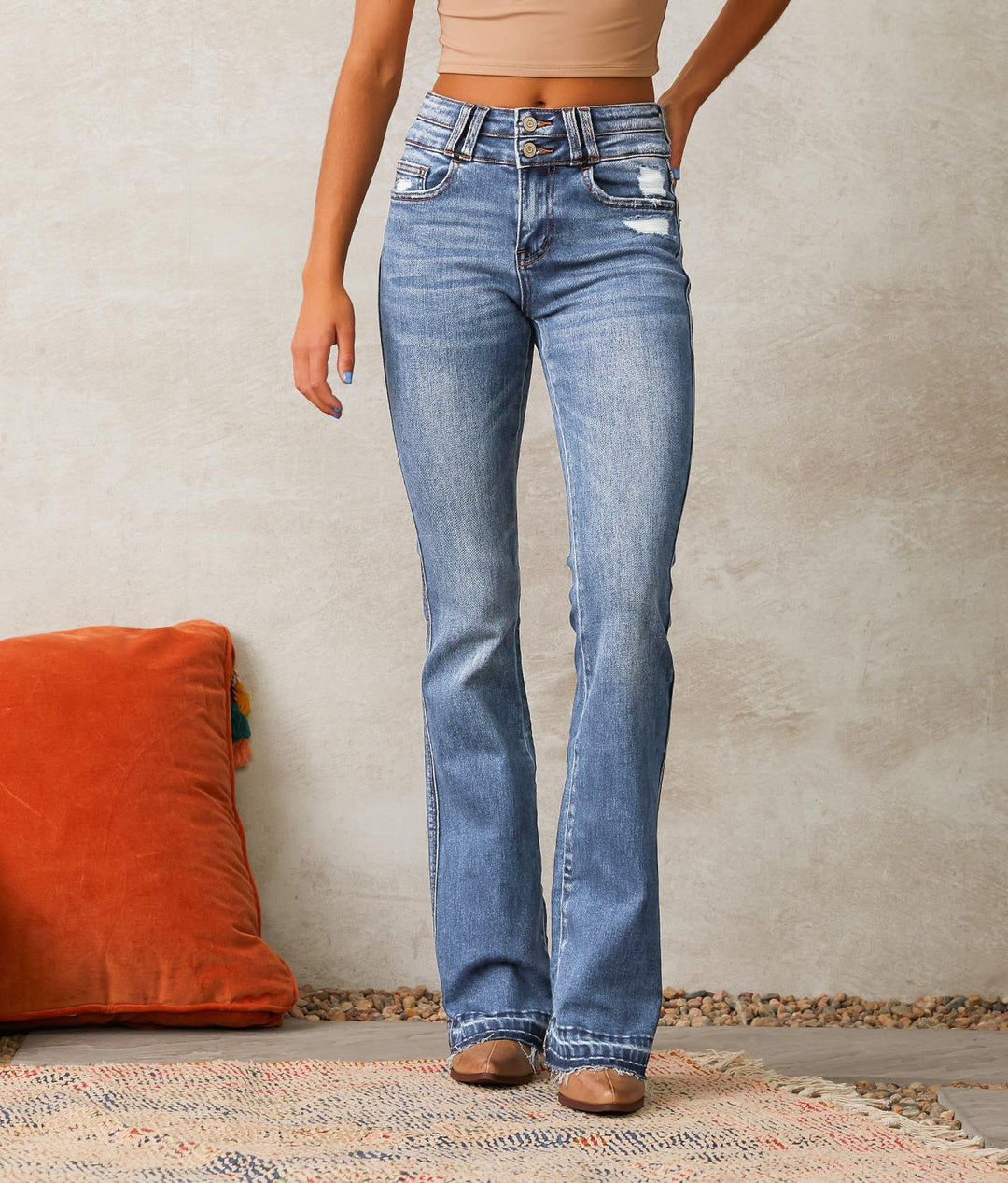 Jeans évasés taille haute pour femmes avec détails déchirés à la mode Chic & Stil