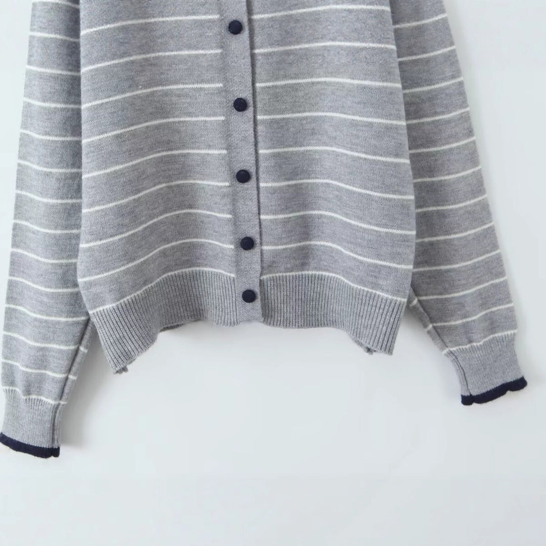 Cardigan rayé pour femmes avec encolure ronde moderne et détails de boutons Chic & Stil