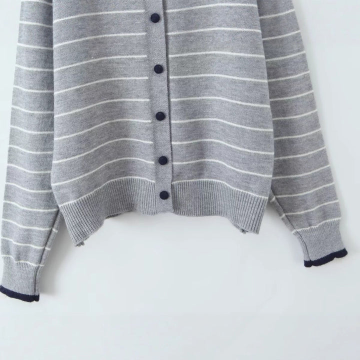 Cardigan rayé pour femmes avec encolure ronde moderne et détails de boutons Chic & Stil