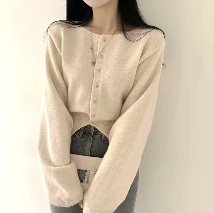 Pull cropped femme avec des détails de boutons et des manches surdimensionnées Chic & Stil