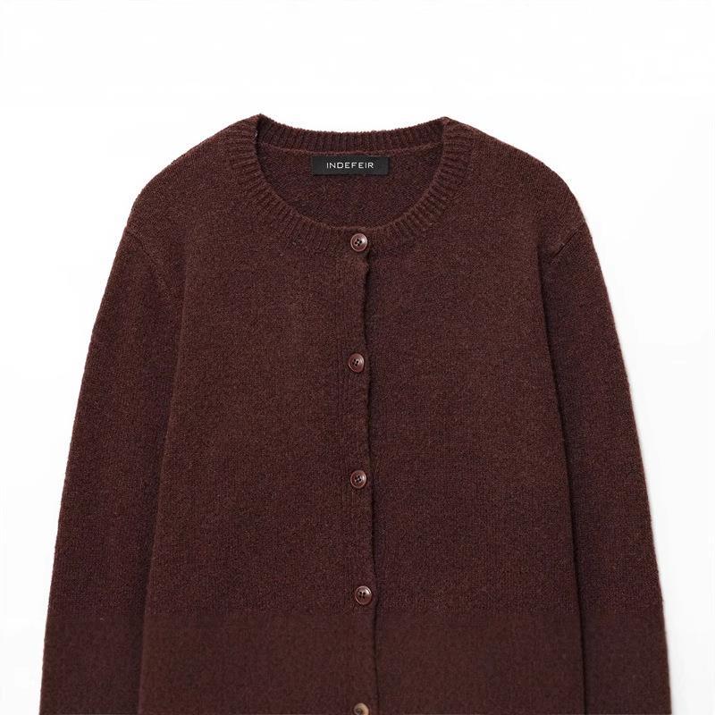Ladies cozy knit pullover with classic buttons and a round collar Lune London