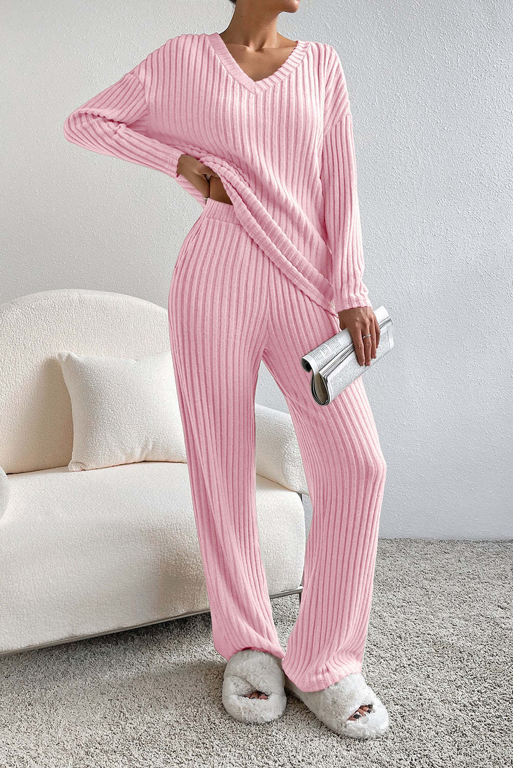 Women Comfortable Fine Knit Set with V-Neck and Long Sleeves Chic & Stil
