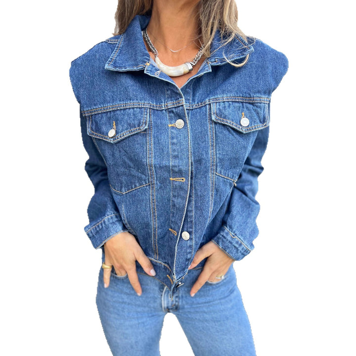 Veste en jean pour femmes à la coupe moderne avec poches pratiques et accents tendance Chic & Stil