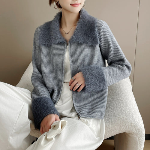 Cardigan pour femmes avec col en fausse fourrure luxueux et texture côtelée Chic & Stil