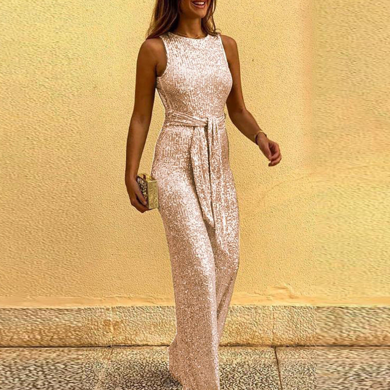 Glamorous evening dress for women with shimmering sequins and a fitted style Lune London