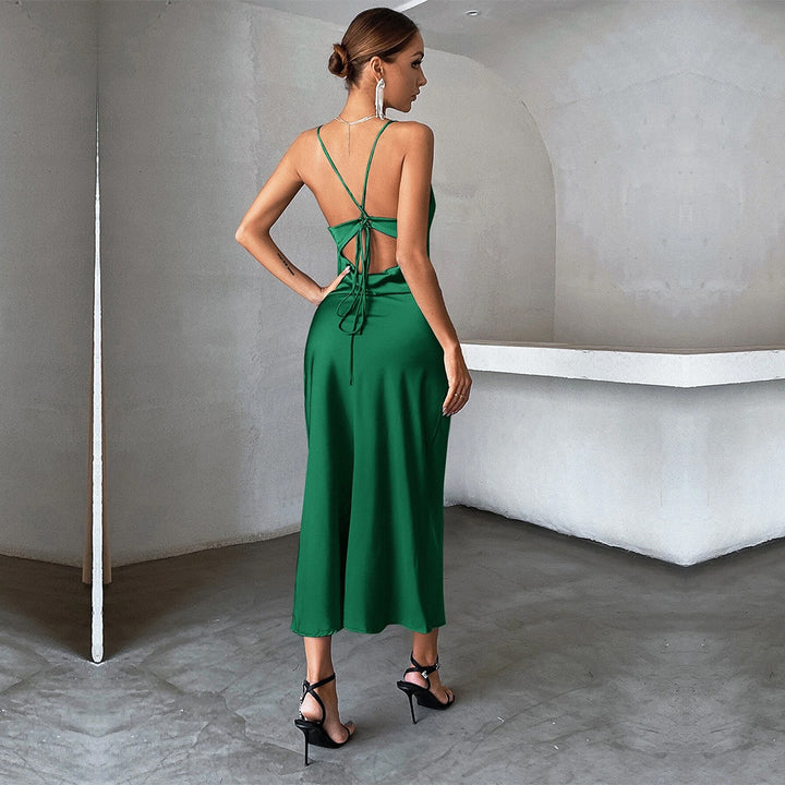 Elegant satin maxi dress for women with spaghetti straps and a flowy cut Chic & Stil