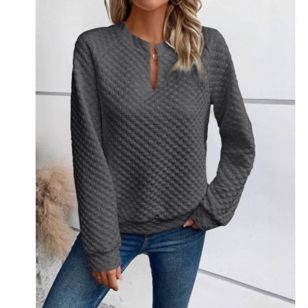 Sweat-shirt pour femmes avec design matelassé texturé et décolleté à la mode Chic & Stil