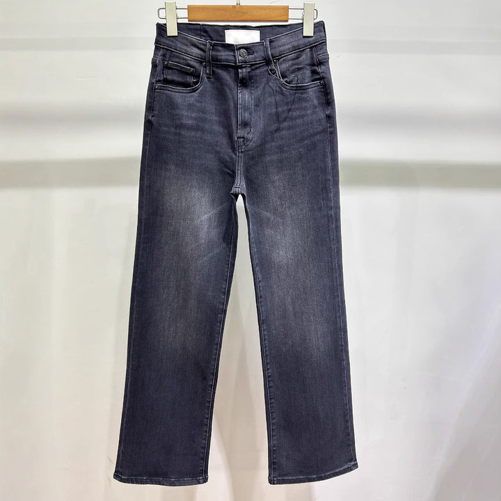 Loose high-waisted jeans for women with a vintage look and gentle washes Lune London
