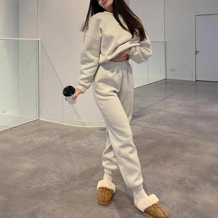 Women's tracksuit with soft inner lining and elastic fit Chic & Stil